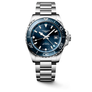 Quadrante blu a raggi di sole con indici applicati luminosi e lancette argentate lucide con trattamento Swiss Super-LumiNova® dell'orologio Longines HydroConquest GMT